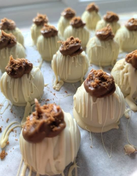 White chocolate truffles topped with caramelised biscuit spread